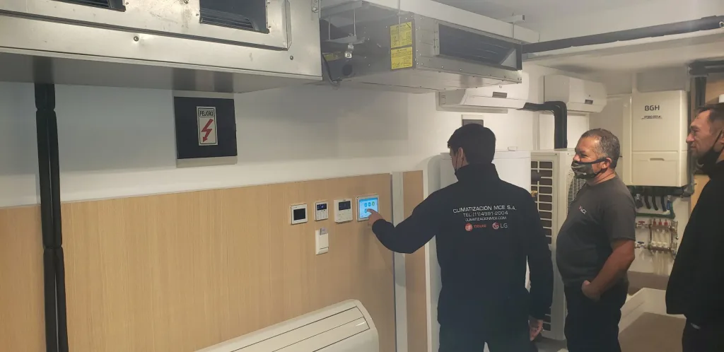 una persona pulsando una pantalla táctil en una pared