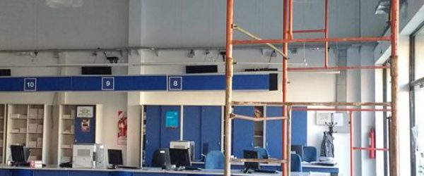 Persona instalando en los interioresla climatización en las oficinas de Anses